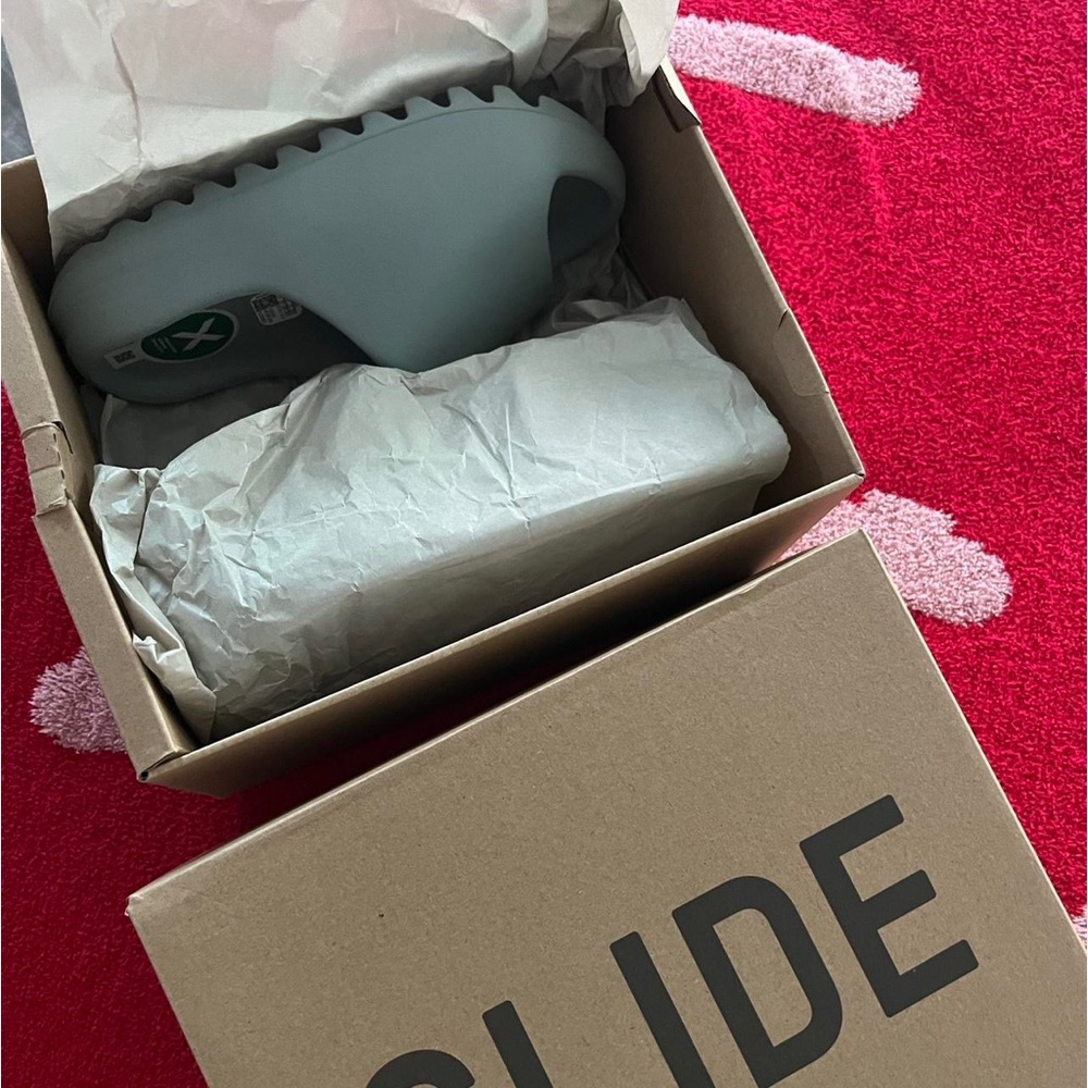 Yeezy Slides Color Salt BRAND NEW NEVOR WORN 💚 The color is a sage green 😊